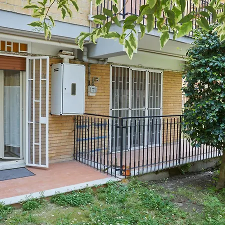A Due Passi Dalla Metro Apartment *